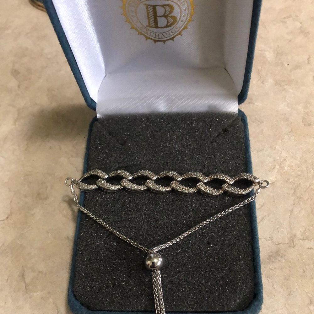 Elegant Silver Bracelet with tiny diamonds